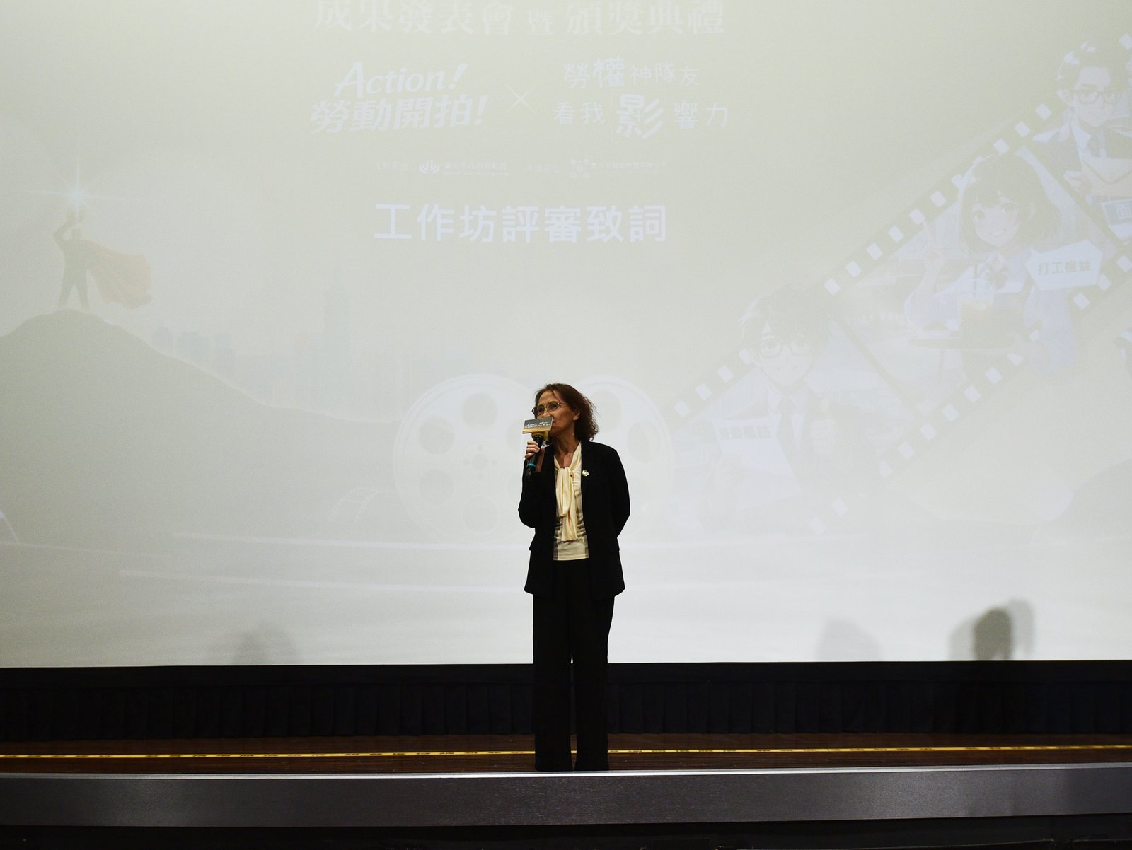 評審曾桂英老師上台進行專業講評