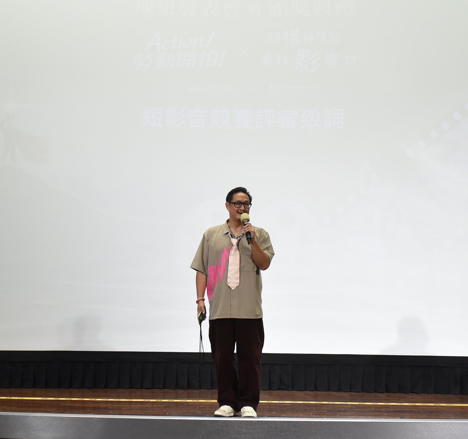 評審劉恆毅老師為高中職學生的創意作品進行講評
